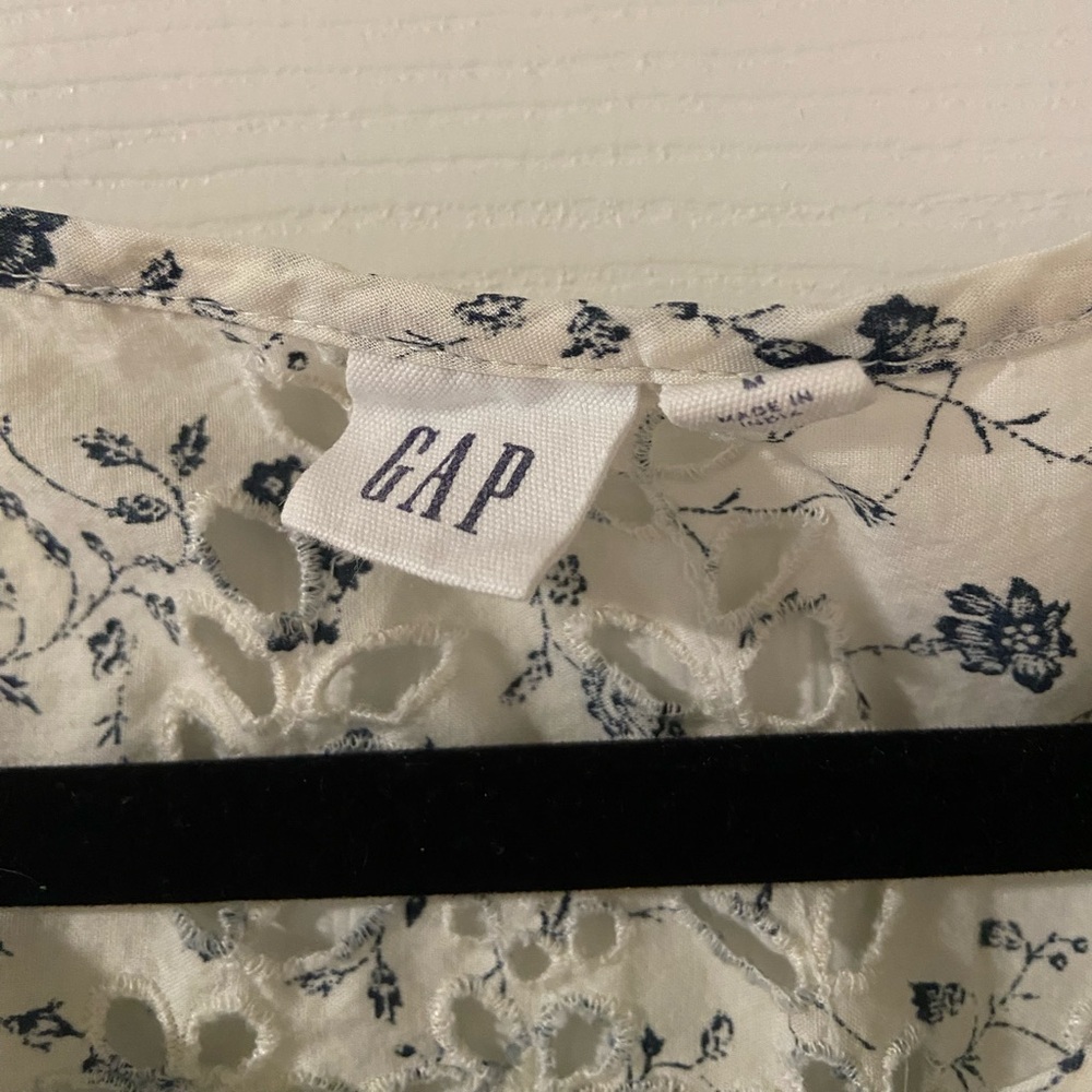 Gap White/Blue Floral Print Top with Embroidery-3/4 Sleeves Size Medium - Picture 3 of 9